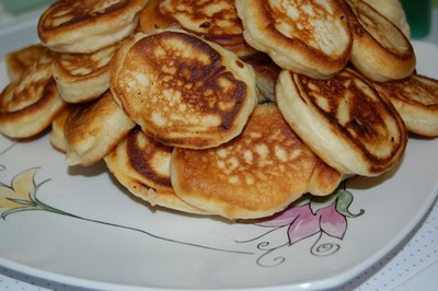 Сметанные блинки с чёрной смородиной 