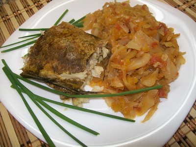 Рулет из белой рыбы в баклажане с гарниром из шпината.