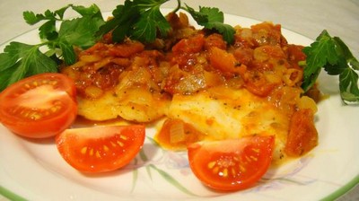 Жаренная в беконе радужная форель со сливочно-хреновым соусом и миндальным маслом