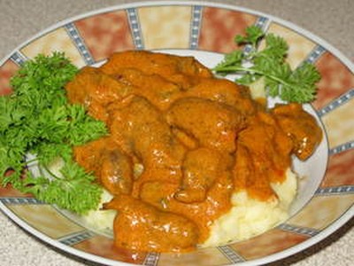 Печень, запеченная в сливочном соусе с овощами и грибами