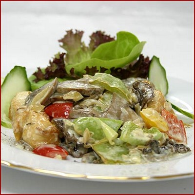 Цыплёнок по-домашнему,с маринованными грибами и сметаной