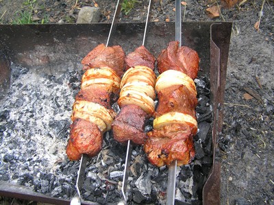 Мясо с луковыми рулетиками