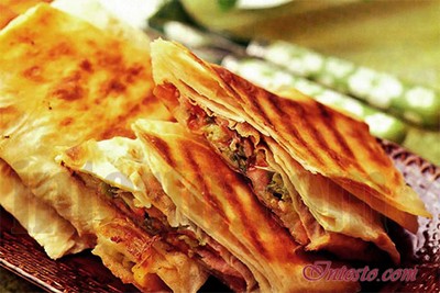 Фаршированная клюквой и запеченная в рукаве говядина с пряным соусом