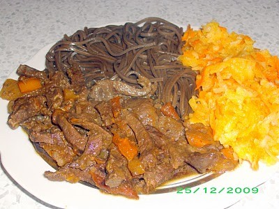 Куриная печень с грибами и овощами под сливками