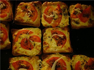 Канапе с фаршированным кальмаром и анчоусным маслом