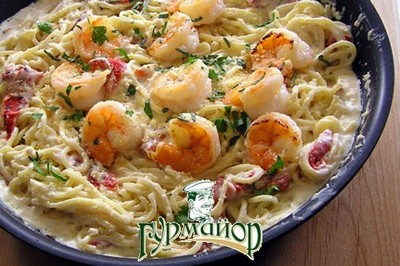 Мидии в остром сырном соусе с лососем и рисом