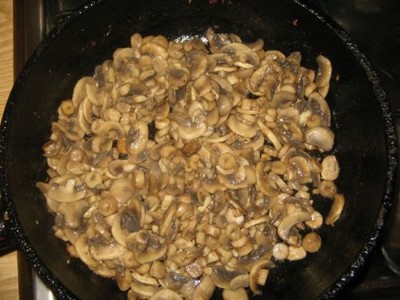 Куриные бёдра под корочкой из хлебных крошек, зелени и сыра