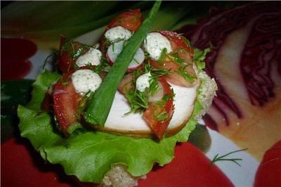 Бутерброды со свининой или свинина с капустным салатом в багете