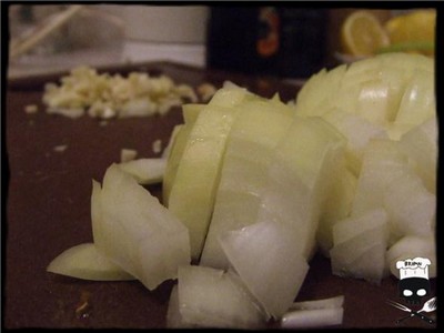 Картофель, запеченный с курицей и беконом.