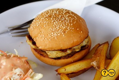 БУТЕРБРОД «старая Петербурженка» с яичным салатом и корюшкой в панировке из семечек.