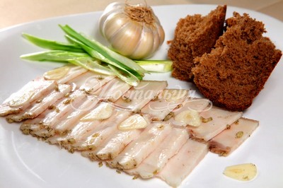 Рольмопс с черносливом и миндалем